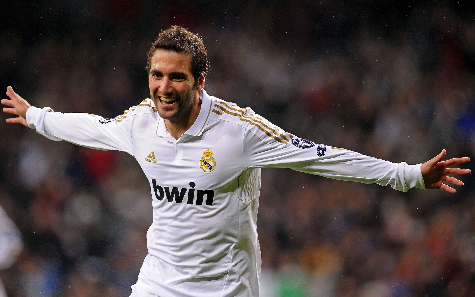 库里担任青少年篮球夏令营总教练，库里初中联赛