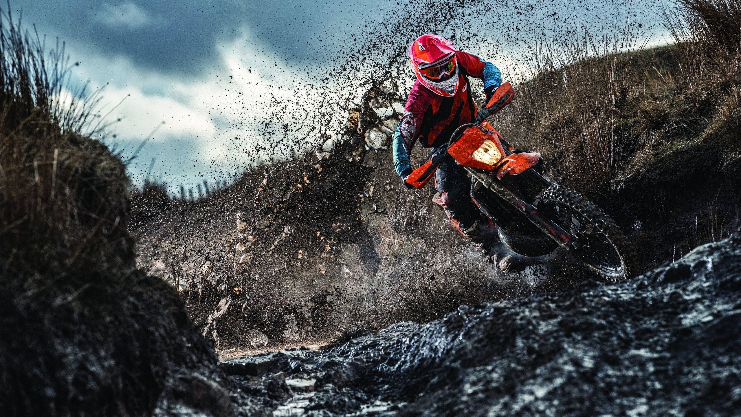 三前锋阵型牵制对方后场出球，433三前锋